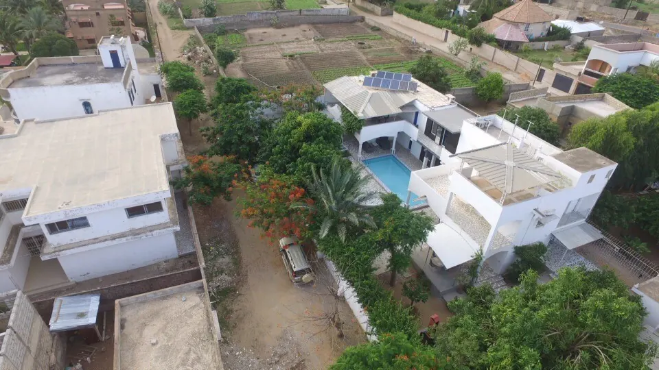Vue aérienne de la villa, de sa piscine et de son jardin