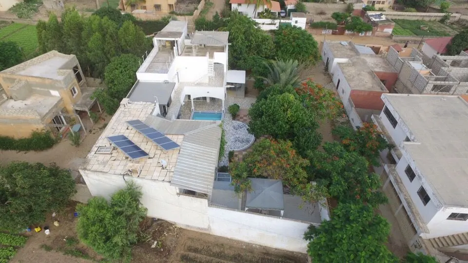 Vue aérienne de la villa, de ses toits et de ses panneaux solaires