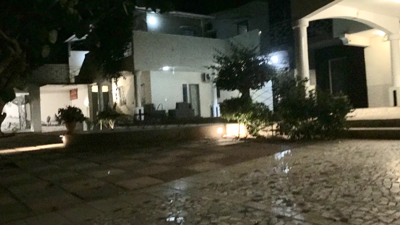 Cour et façade éclairées la nuit