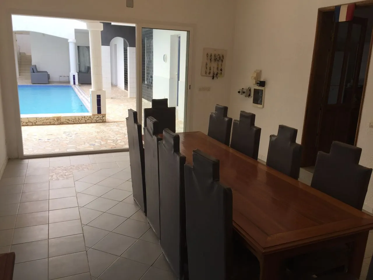 Salle à manger avec vue sur la piscine