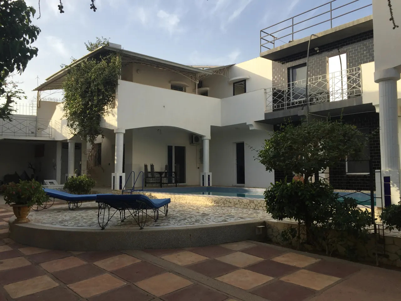 Villa vue depuis la cour et la piscine