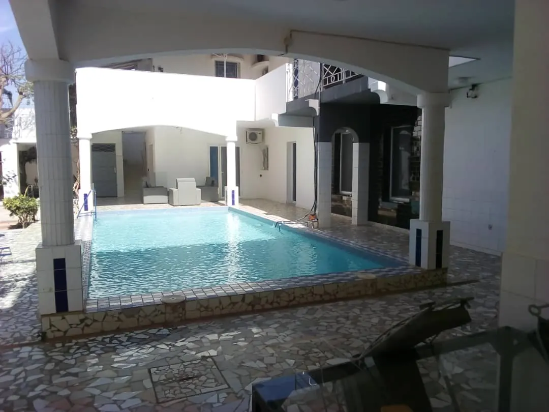 Piscine vue depuis la galerie à arcades