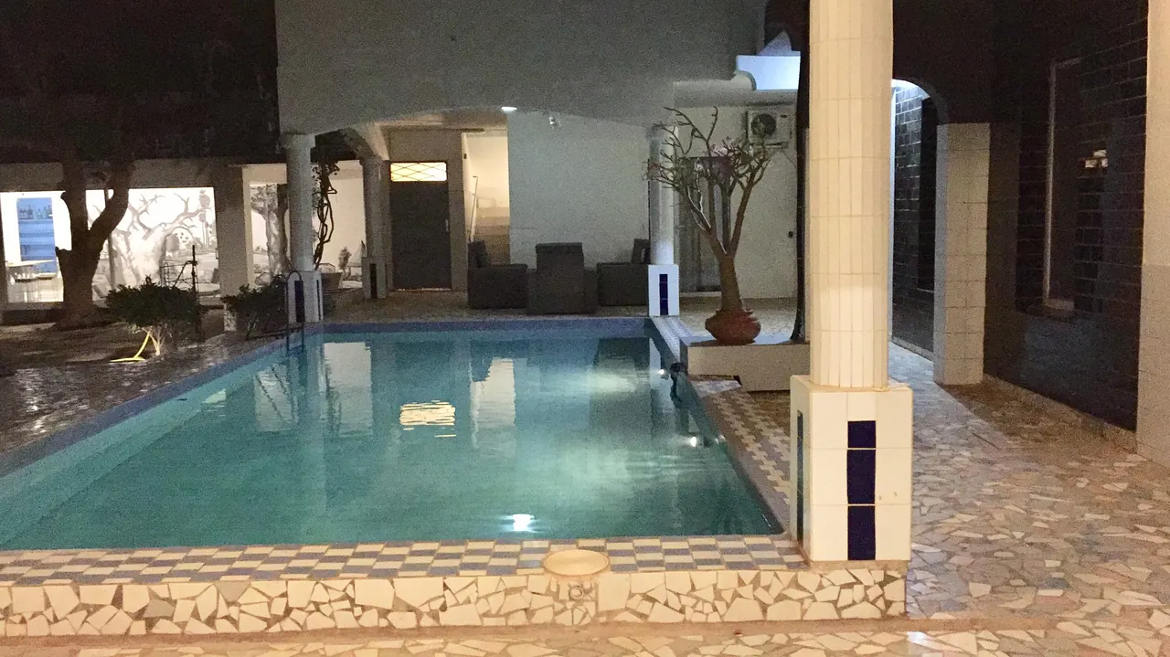 Piscine éclairée le soir