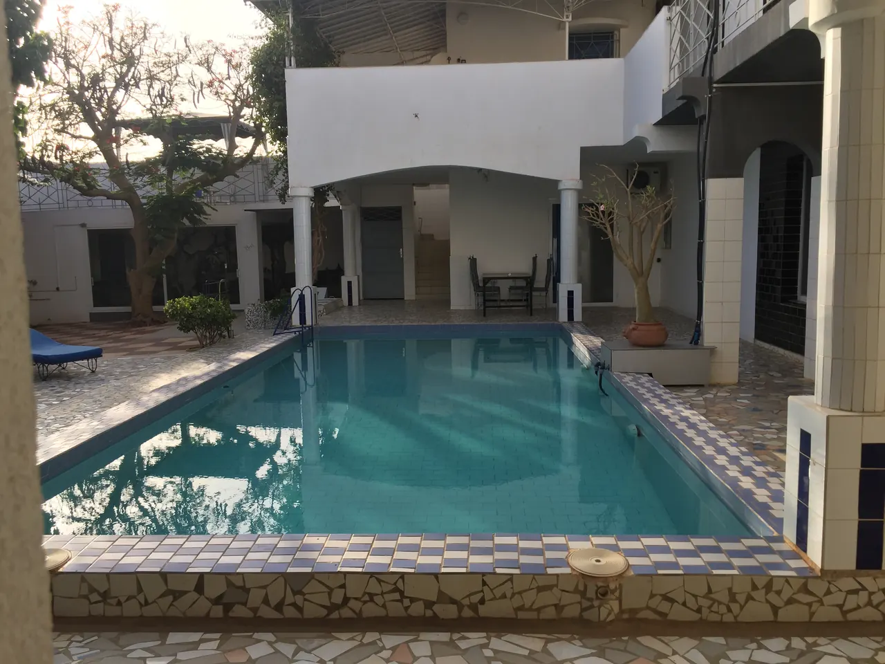 Grande piscine carrelée et éclairée