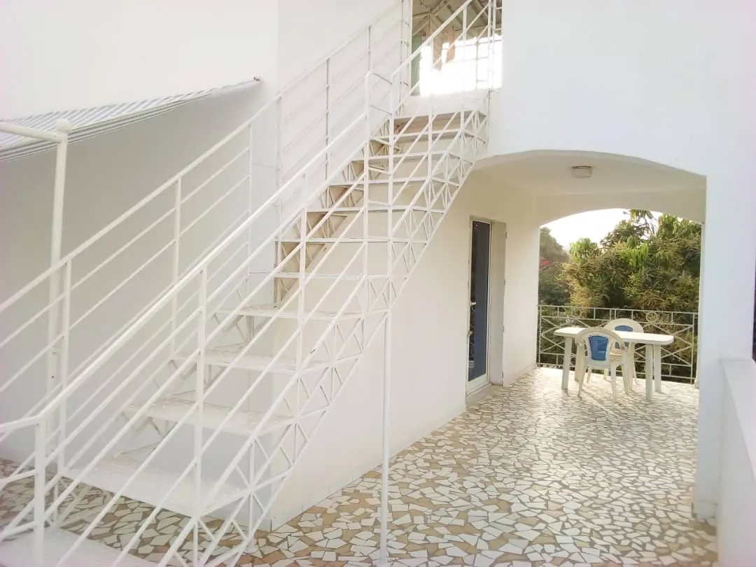 Escalier blanc et terrasse à l'étage