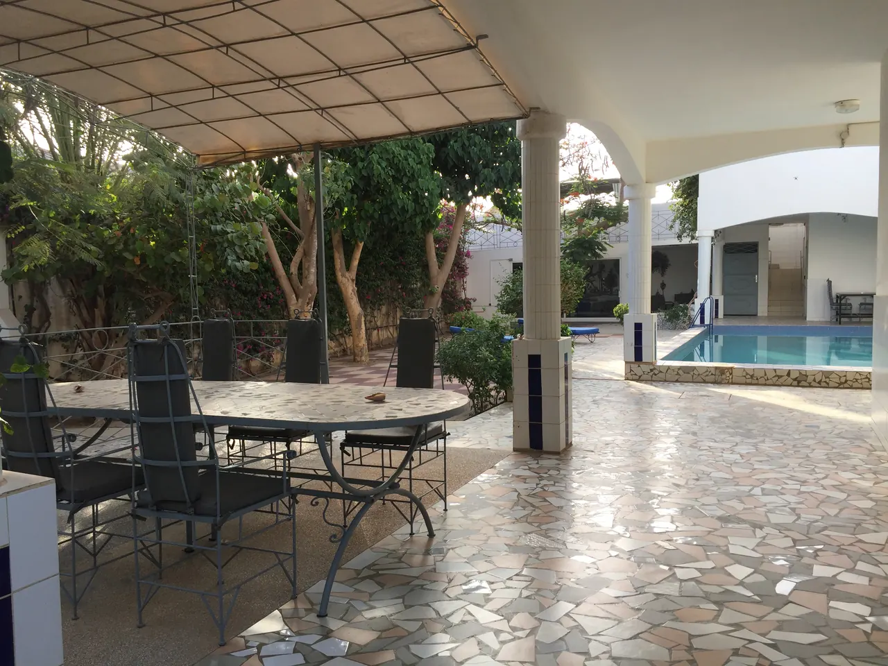 Grande table de terrasse près de la piscine
